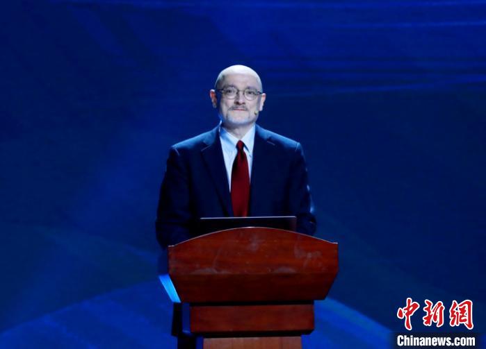 清华大学经济管理学院苏黎世保险集团讲席教授包迈高在论坛上发言 主办方供图 主办方供图 摄
