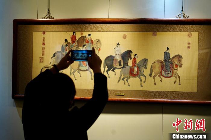 盛世丝路——上海画绣佳作系列展在上海国拍开幕。　张亨伟 摄