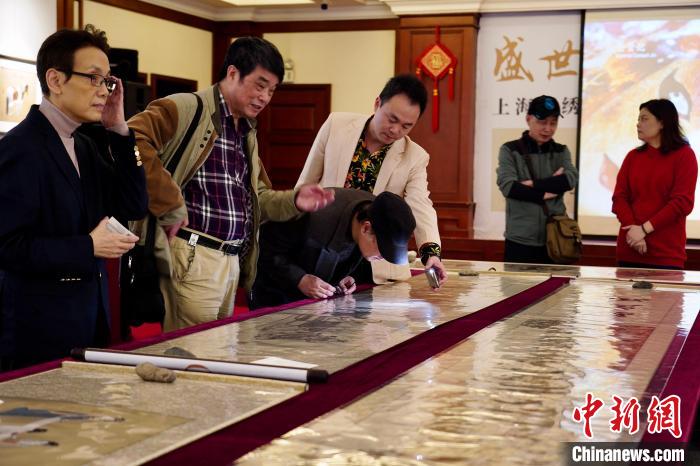 盛世丝路——上海画绣佳作系列展在上海国拍开幕。　张亨伟 摄