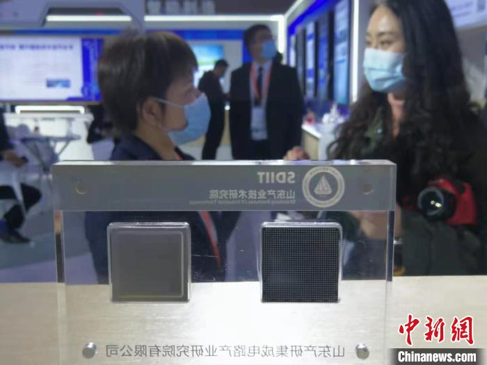 参展企业展示高科技芯片产品 姜煜 摄