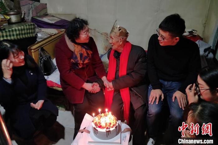 甘肃高校志愿者20余载接力帮扶残疾老人：是陪伴，更是责任