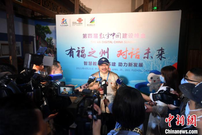 图为网龙高级副总裁、华渔(中国区)董事长俞飚接受采访。　吕明 摄