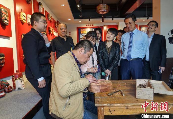 4月27日，台籍教师在桂林秀峰区桥头村委张家村参观非遗项目一傩面制作。　唐梦宪 摄