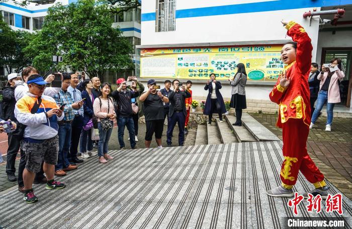 4月27日，台籍教师参观考察桂林市秀峰区桥头村乡村小学，观看小学生表演桂林地方戏曲。　唐梦宪 摄