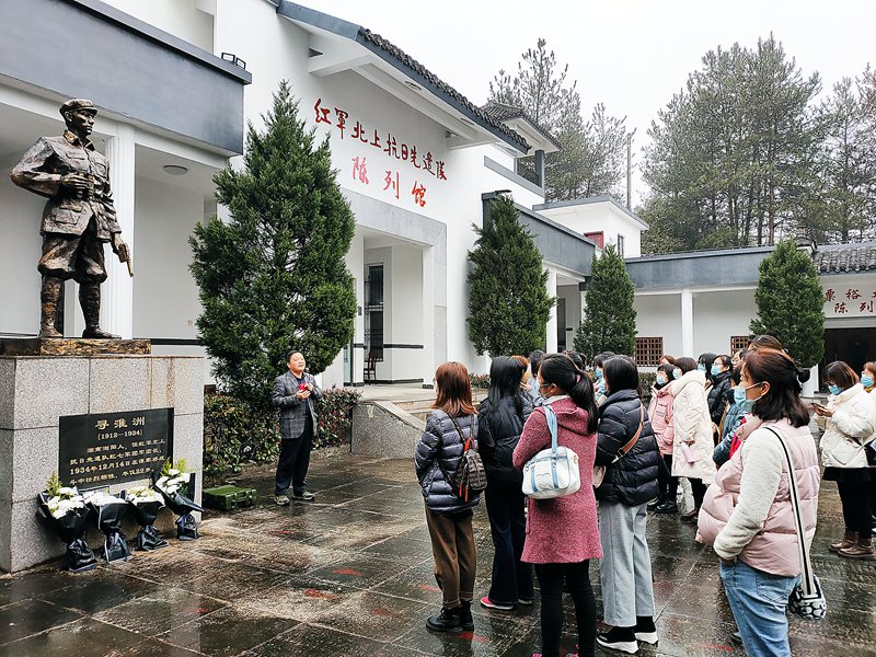 ◆ 4月28日，位于黄山市黄山区谭家桥镇的红军北上抗日先遣队陈列馆吸引了市民、游客前来学党史。通讯员 崔艳 周惠民 摄.jpg