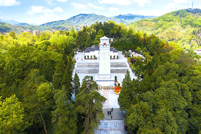 4月8日，各地旅游参观者在金寨县红军广场接受革命传统教育。 通讯员 王尚云 摄.jpg