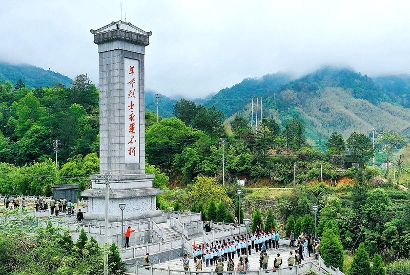 4月22日，在霍山县大化坪镇红色纪念园里，少先队员和党员、干部群众在进行爱国主义教育活动。.jpg