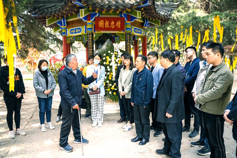 4月18日，涡阳县辉山革命烈士陵园守墓人侯传宇向前来缅怀烈士的群众讲述革命故事。 记者 李博 摄.jpg
