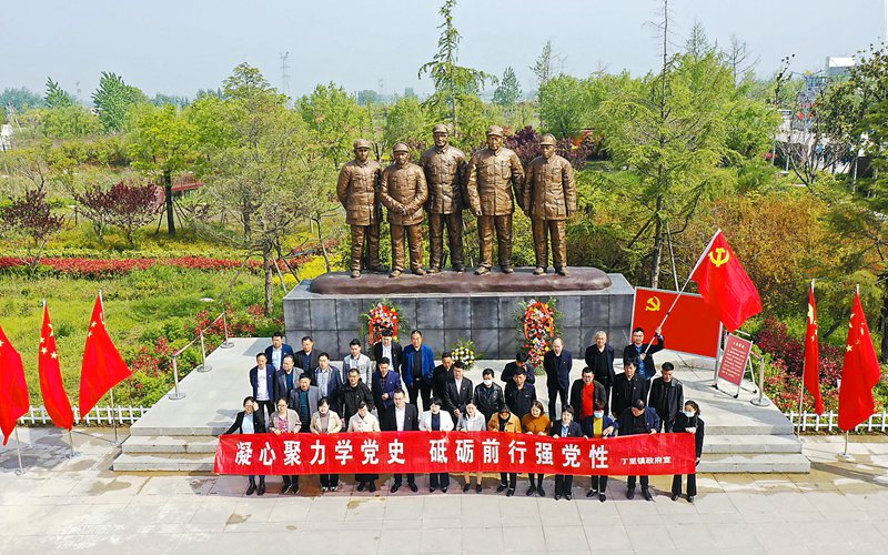 4月23日，位于萧县丁里镇胜利行政村的蔡洼淮海战役红色旅游景区，当地党组织在开展党史学习教育。记者 李博 摄.jpg