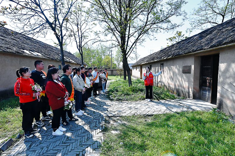日前，10对新人在蚌埠市蚌山区燕山乡渡江战役总前委孙家圩子旧址纪念馆参观，开展党史学习教育，感悟责任担当。 记者 程兆 摄.jpg