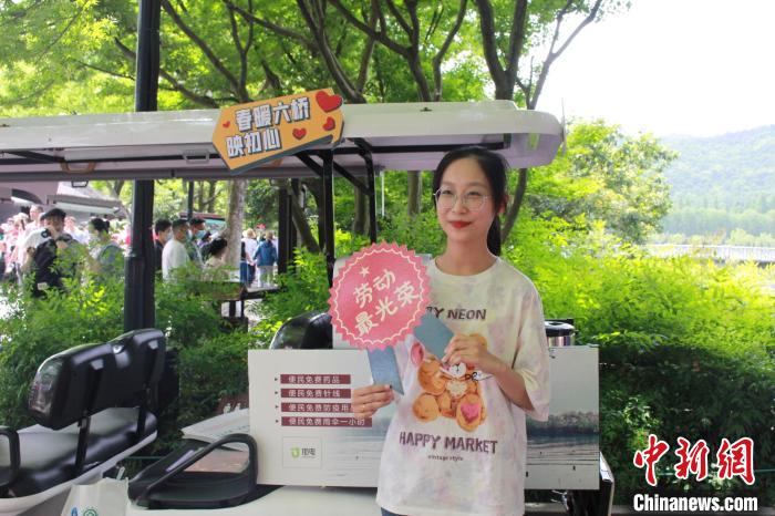 图为市民游客拍照留念。西湖西溪景区供图 西湖西溪景区供图 摄
