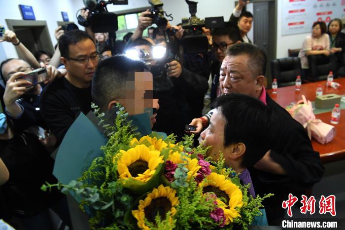 离散34年坚守不弃渝鲁两地警方助他千里寻亲一家团聚