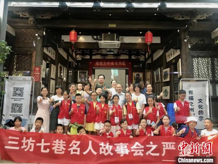 在古厝里开名人故事会，是崔蕊芬守护乡愁之举。受访者供图 受访者供图 摄