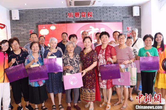 在三坊七巷社区，“我们的节日”已经内化成社区民众睦邻敬老的习俗。受访者供图 受访者供图 摄
