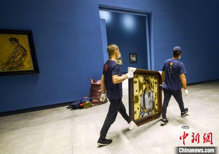 新疆美术馆工作人员正在布展。　刘新 摄