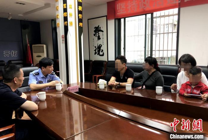 林某成与家人相见。　上城公安 摄