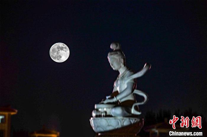 5月26日深夜，一轮超级圆月悬挂在敦煌党河风情线上。(图片为双重曝光)。　王斌银 摄