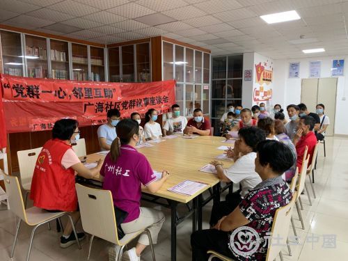 座谈会上志愿者积极献计献策