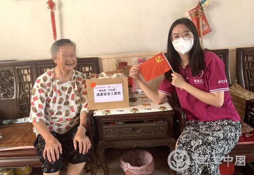 为独居长者派发居家安全工具包2