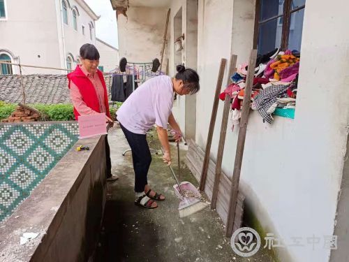 美美在志愿者指导下 开展家庭环境整理