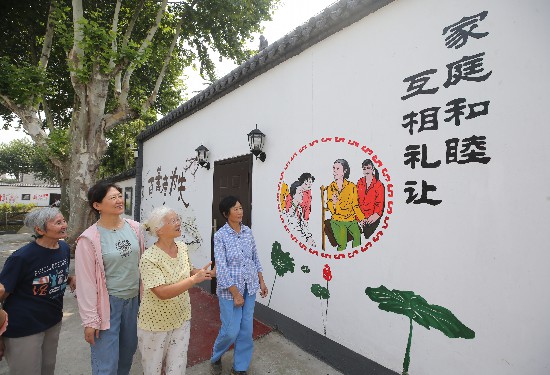 近日，栖霞区燕子矶街道化纤新村社区将社区院落内墙绘制成“文化墙”。这道文化墙长约百米，以廉政文化、中华美德、民族团结等内容为主题。 通讯员 刘妍 南报融媒体记者 徐琦摄