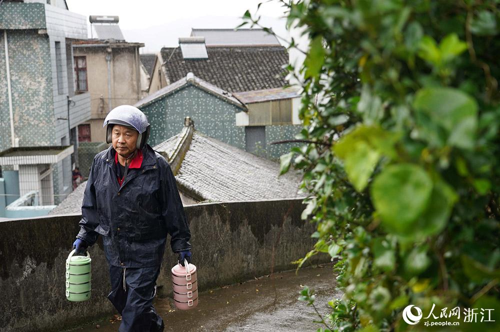 送餐人员前往老年人家中。人民网 章勇涛摄