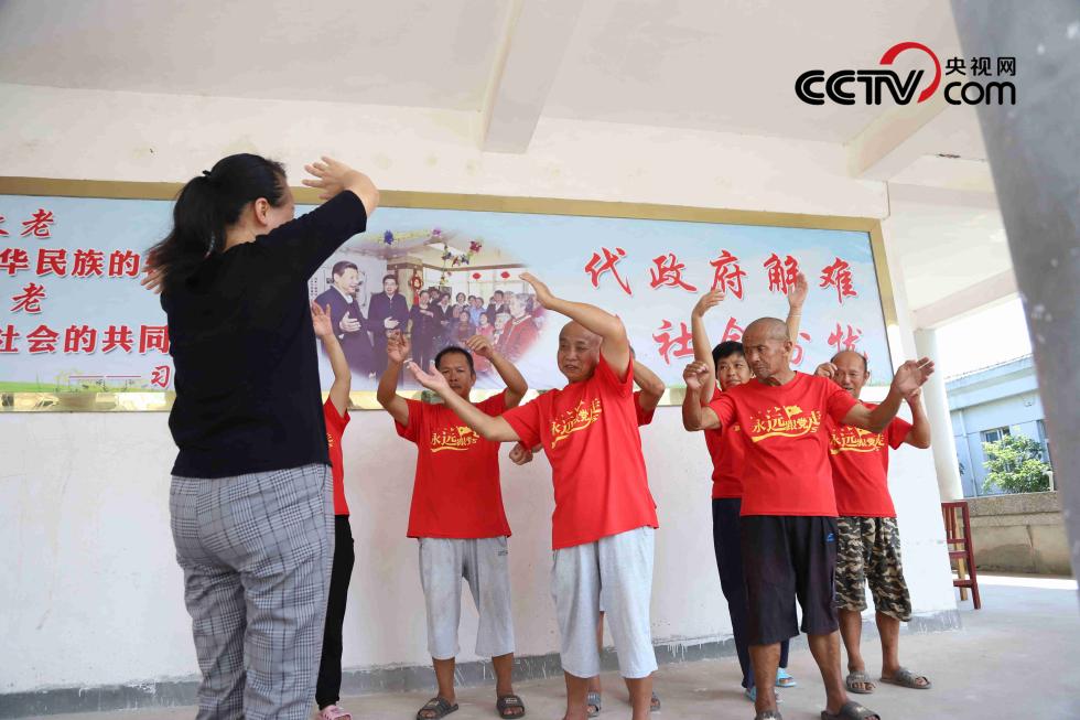 （刘丽群带着老人们一起健身 受访者供图）