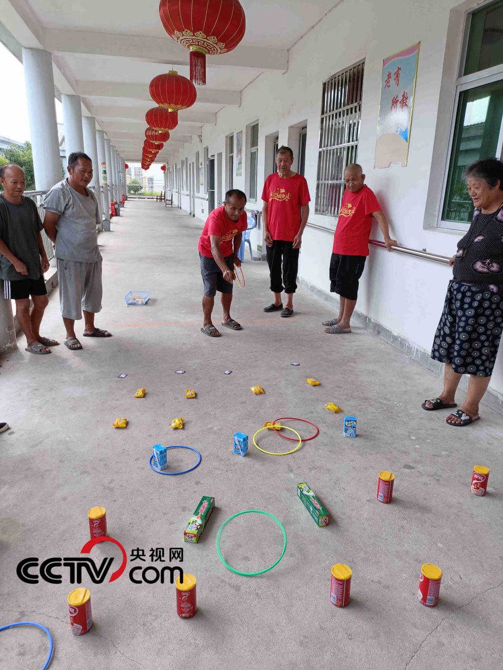 （为老人们举办套圈活动 受访者供图）