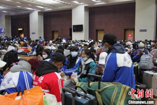 图为准备返乡的学生在拉萨火车站候车室。　拉萨火车站供图