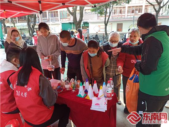禁毒防艾知识外展宣传活动现场（黄小宝 摄）