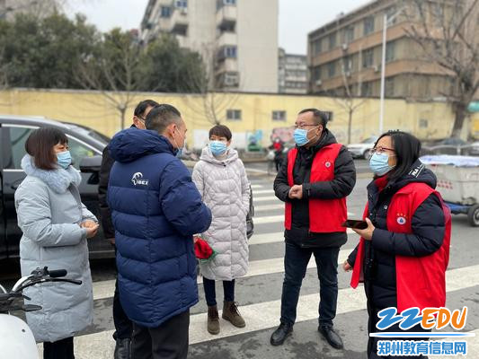 北苑社区书记赵海东对经贸学校志愿者进行岗前培训