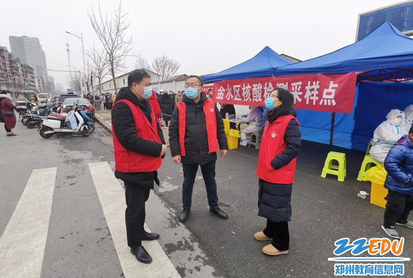 经贸学校党委副书记马进伟了解核酸检测工作流程