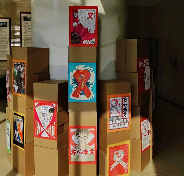 以乐声聆听守护 用童声诠释天使 四川师范大学附属中学“防艾”原创音乐剧成功展演_fororder_同学们手工绘画作品-供图-四川师范大学附属中学
