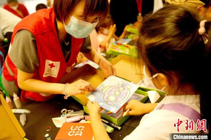 中国红基会等举行活动 通过艺术关爱流动儿童家庭