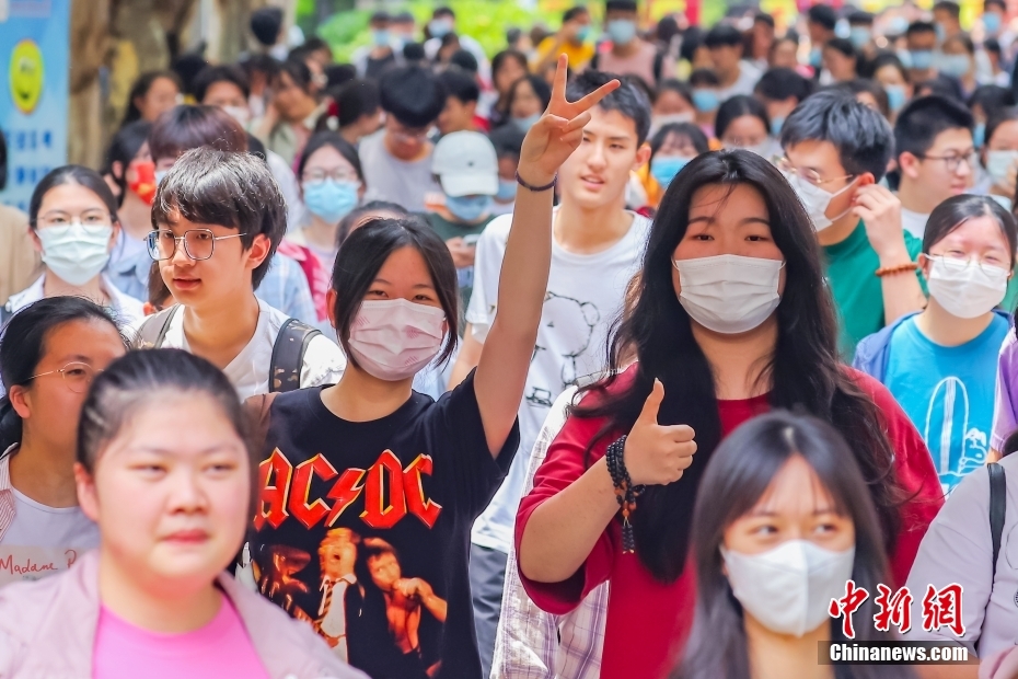 6月9日，江苏南京，两名走出高考考场的考生做出胜利的手势。<a target='_blank'  data-cke-saved-href='/' href='/'>中新社</a>记者 泱波 摄