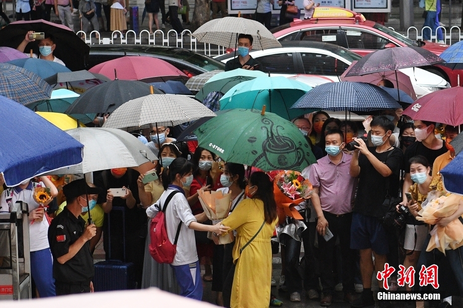 6月9日，广东省广州市第十六中学考点外，家长等待考生结束最后一科考试。 <a target='_blank'  data-cke-saved-href='/' href='/'>中新社</a>记者 陈楚红 摄