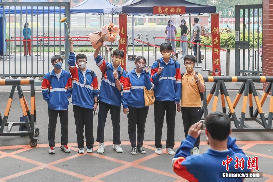 6月10日下午，北京第五十五中学考点，考生完成考试后合影留念。<a target='_blank'  data-cke-saved-href='/' href='/'>中新社</a>记者 贾天勇 摄