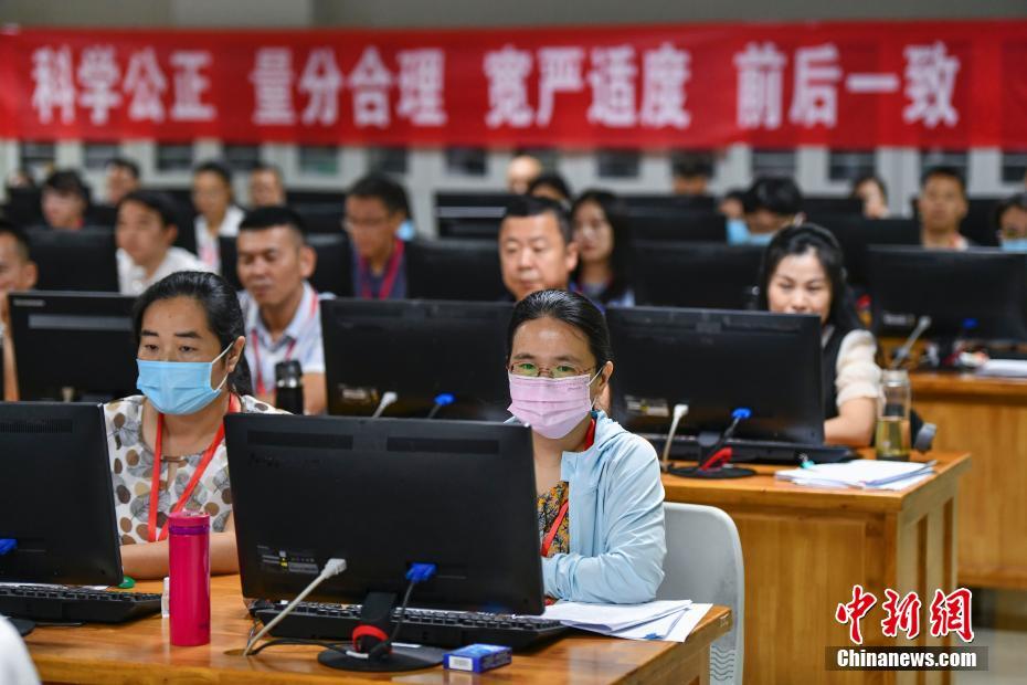 图为2022年海南省普通高考网上评卷现场。 <a target='_blank'  data-cke-saved-href='/' href='/'>中新社</a>记者 骆云飞 摄