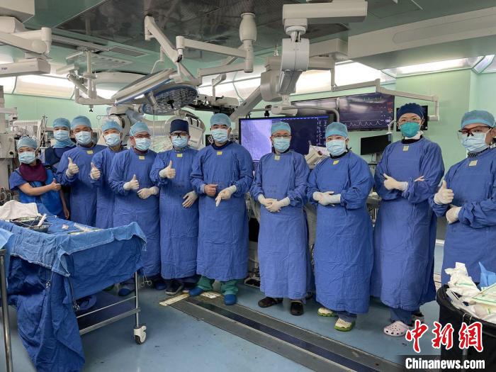 葛均波及其团队的多位专家为患者江老伯成功实施经皮主动脉瓣置换术(TAVR)，植入了“聚合物瓣膜”。　复旦大学附属中山医院供图