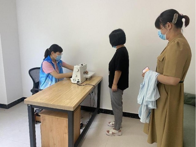 “爱心缝补·邻里情”便民志愿服务活动。解云敏供图
