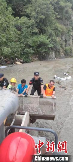 公安民警乘坐推土机安全转移所有被困群众。　绵阳市公安局供图