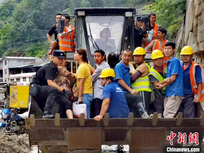 四川北川白什乡遭受洪水袭击公安乘坐推土机安全转移所有被困群众