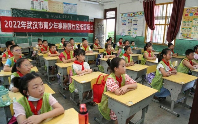 学生们认真聆听爱国教育。陈雷摄