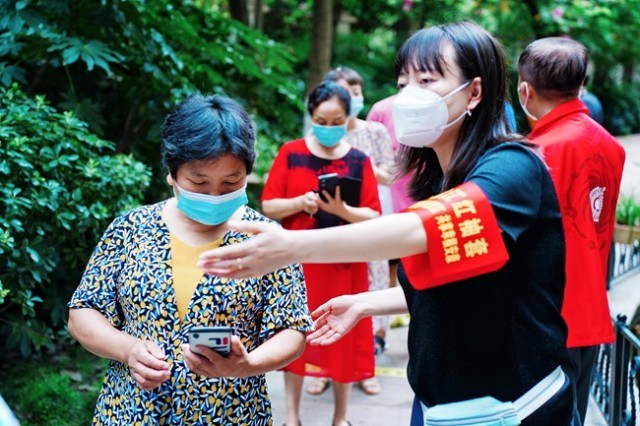 温江区各级各部门党员干部迅速行动，积极投身抗疫一线。温江区委宣传部供图